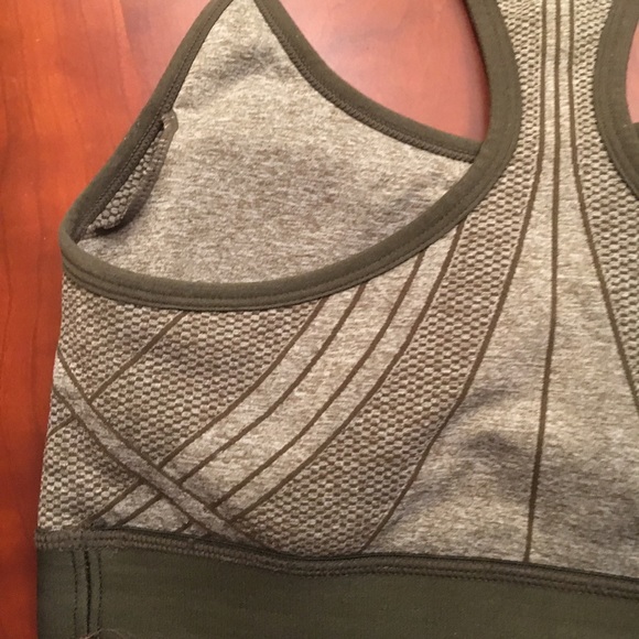 Athletic Works workout top with removable pads in bra section - Picture 7 of 8